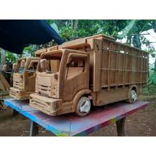 Setelah tahu bagaimana cara membuat miniatur truk khususnya dari kayu, apakah kalian sobat otomania penasaran ingin melihat aneka truk mainannya. Miniatur Truk Sound Asli Kayu Jati Flashdisk Isi Full Lagu Shopee Indonesia