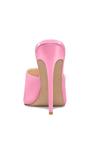 Premium leather and expert innovation make women's clogs and mules perfect for any cut of jeans or add an unexpected finish to a romantic dress. Mules Femme La