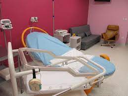 Nově zařízený porodní sál má tři samostatné boxy, které jsou podobně vybaveny a nabízí rozmanité možnosti prožívání porodu. Porodnice Strakonice Aperio Pruvodce Porodnicemi