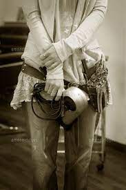 ドライヤーを持つ女性美容師 c artparadigm 美容師 イラスト 女性 ファッション