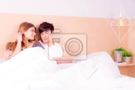 • ich liebe es, wenn du mich nachts so umarmst, als würde mich jemand klauen. Gluckliche Junge Paare In Der Liebe Die Zu Hause Im Bett Am Fototapete Fototapeten Fotogen 2 Ehemann Myloview De