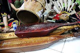 Meski hanya berbekal dengan alat musik sederhana dari lingkungan sekitar, namun tarian tradisional yang tercipta pada masa lampau dinilai. Sape Alat Musik Pengiring Tari Tarian Masyarakat Dayak Indonesia Kaya