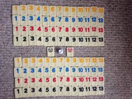 Para eso, debes hacer combinaciones de cartas (tres de un tipo, cuatro de un tipo, ordenadas) y dejarlas en la mesa. Como Jugar Rummy O Deblogsyjuegos