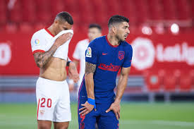 Luis suarez is a forward and is 5'11 and weighs 179 pounds. Luis Suarez Out With Injury Could Miss Up To A Month Of Action Into The Calderon