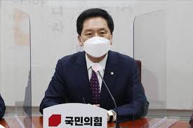 비서실 소속 수석비서관은 모두 5명으로, 강기정 정무수석, 김조원 민정수석, 윤도한 국민소통수석, 김외숙 인사수석, 김거성 시민사회수석입니다. ê¹€ê¸°í˜„ æ–‡ëŒ€í†µë ¹ ê¹€ì™¸ìˆ™ ì¸ì‚¬ìˆ˜ì„ ê²½ì§ˆí•´ì•¼ ì°¸ì‚¬ ê³„ì†ë  ê²ƒ ë„¤ì´íŠ¸ë‰´ìŠ¤