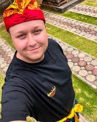 When in bali we visit temples & waterfalls 🧘