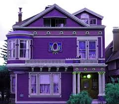 Nggak cuma untuk warnai tampilan rumah bagian depan, tapi juga bagian dalam. Rumah Warna Ungu Violet