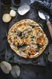 Winter Pizza Mit Scamorza Birnen Und Thymian Tinastausendschon Rezept In 2020 Lebensmittel Essen Pizza Ohne Kase Pizza