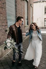 Trouwen In Een Spijkerjack Bekijk Deze Inspiratie Voor De Moderne Bruid Hochzeit Kleidung Legere Hochzeitskleider Hochzeitsoutfit