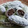 Bila adunan habis dikepal, salut biskut tadi ke dalam bekas berisi susu tepung hingga rata. 3