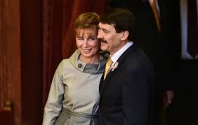 Jun 22, 2021 · herczegh anita, áder jános köztársasági elnök felesége közös fotó készítéséhez áll össze a szociális intézmények lakóinak és a gyermekvédelemben részesülők számára meghirdetett országos kreatív karantén pályázat helyi nyerteseivel a somogy megyei kéthelyen 2021. Ader Janos Sajat Megtakaritasabol Alapitvanyt Hoz Letre A Koronavirus Miatt Arvan Maradt Gyerekek Megsegitesere Minden Szo Hu