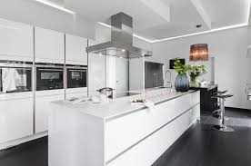 Glanzstuck In Weiss Moderne Kuchen Inseln Moderne Kuche Kuche Mit Kochinsel