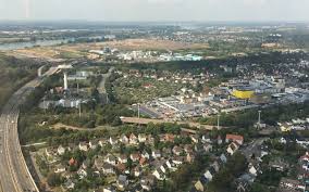 According to witnesses, a large column of smoke has risen above the premises of the bayer chemical company. Ue8kvuw9psjozm