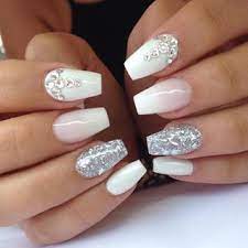 Las uñas blancas con piedras son un clásico, es una combinación muy elegante y simple de hacer. Nails Nagel Unas Para Boda Unas Blancas Unas Para Novia