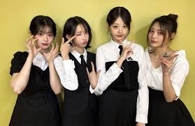 QWER Releases New Single Fake Idol, Bringing Playful Energy < Girl Group  < K-pop < 기사본문 - K-en News