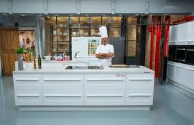 Jua, jua, jua… qué ruidosas están las ocas desde el punto de la mañana. Karlos Arguinano Se Pasa Al Blanco En La Nueva Cocina De Su Programa