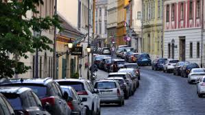 Közben az ingyenes pandémiás parkolás kellemetlenségeit kivédő kizárólagos lakossági parkoló is elkezdte budapesti karrierjét a fővárosban, egyelőre még csak a ix. Tobb Kerulet Is Felulvizsgalna A Parkolasi Engedelyeket Portfolio Hu