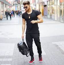 Was apored jedoch nicht weiß, ist, dass leon nicht seine echten schuhe verbrennt, sondern gefälschte schuhe. Apored Apored Added A New Photo