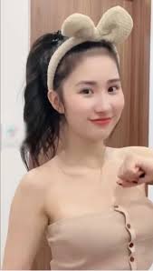 Cô vợ quốc dân Tiểu Hý nhảy cover hit mới, da trắng mặt xinh nhưng bị  dislike tơi tả