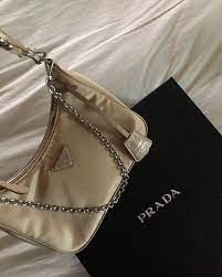 Anna sarelly recibió tantos comentarios negativos que incluso tuvo que salir a explicar a través de sus historias de instagram el motivo por el que los precios de sus bolsas son tan altos, asegurando que está tomando en cuenta los materiales. Anna Sarelly On Instagram Subiendome Al But Its So Pretty No Regrets Haha Bolsos De Lujo Accesorios Bolsos