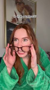 How could she get mad at la vie en rose?? #peliroja❤️👩🏻‍🦰 #latina  #halfmexican #madreehija #mexicanmoms #mexicanmomsbelike #parati  #lavieenrose #tattoos #growinguphispanic #mexicanmemes🇲🇽🇲🇽