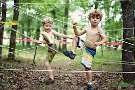 Siempre que tengas reuniones familiares o de amigos, realizar unos juegos tradicionales como carreras de sacos, tirar de la soga, comba, alturitas, balón. Ideas Para Crear Juegos Y Que Los Peques Los Disfrutaen Al Aire Libre Misionpadres