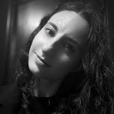 🔍 **Research the Job Market in Italy** When considering a** career move to  Italy **or seeking new opportunities within the country, it's essential  to** research the job market **thoroughly. This involves