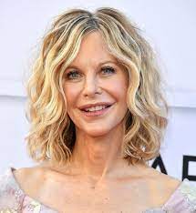 Si tratta di un taglio di capelli medio corto nato sommando le caratteristiche chiave del pixie cut, o taglio corto… e del bob, vale a dire il . Meg Ryan Compie 60 Anni La Beauty Evolution Capelli Io Donna