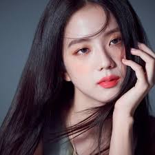 大秀性感「螞蟻腰」！Blackpink Jennie 一身粉紅芭比造型親赴夏威夷參加Jacquemus 2022 春夏系列發表！