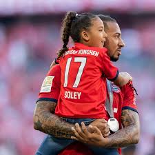Bestelle dein neues jerome boateng kindertrikot im offiziellen fc bayern münchen fanshop bequem online und sorge für ordnung in der verteidigung. Jerome Boateng Freundin Wir Zeigen Euch Die Frau An Der Seite Des Bekannten Fussballers Cosmopolitan