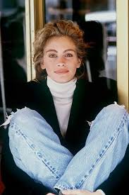 Homecoming star julia roberts shared a sneak peek inside her very colourful home during a virtual table read of fast times at ridgemont high. Julia Roberts Cool 90s Foto Unga Kandisar 90s Celebrities Julia Roberts Style Julia Roberts