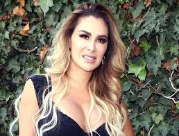 Fotos discutibles de ninel conde que crean comentarios negativos hacía la actriz en las redes sociales. Ninel Conde Incendia Las Redes Sociales Con Sensual Traje De Bano Rojo La Opinion
