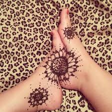 Make your hand more and more pretty with natural henna. Henna Tattoos