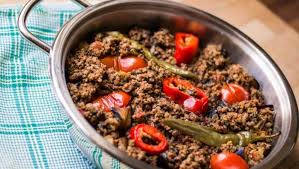 Geçmişten bugüne uzanan mutfak kültürümüze baktığımızda patlıcanın çok sıklıkla kullanılıdığını ve yüzlerce türk yemek tarifinde yer aldığını görürüz. Patlican Musakka Nasil Yapilir Patlican Musakkanin Puf Noktalari