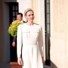 Ironiquement, lorsqu'ils se sont mariés en 1999, sophie et le prince edward, comte de wessex, le plus jeune fils de la reine, étaient également déterminés à maintenir leur carrière tout en représentant officiellement la reine. Contesa Sophie De Wessex Viva Ro