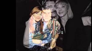 Nelle ultime settimane mary austin gli fece spesso visita, trascorrendo svariate ore in sua presenza; Freddie Mercury And Mary Austin Youtube