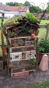 Insektenhotel Aus Kleinen Paletten Lochsteinen Und Geborten Holzern Usw Insektenhotel Gartengestaltung Ideen Paletten Garten