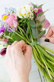 Weitere ideen zu hochzeit strauss, hochzeitsstrauß, hochzeit. Farbenfrohe Fruhlingshochzeit Teil 1 Brautstrauss Selber Binden Blumigo