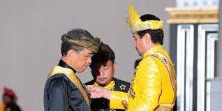 Datuk / dato' kecuali di dua buah negeri iaitu johor dan pahang. Beza Gelaran Dato Dan Datuk Malay Viral