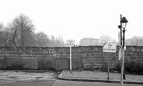 Das bollwerk war rund 155 kilometer lang und . Bau Der Berliner Mauer Ddr Mauerbau Friedliche Revolution Mauerfall Und Deutsche Einheit
