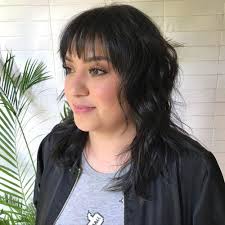 Medium cut hairstyles are coming back to the hair trends and we love that. 28 Flattering Medium Hairstyles For Round Faces In 2021