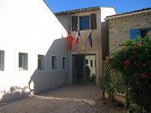 Partiellement restauré, cet ancien hameau est entouré de 51 hectares de terres composés de potagers, vergers bio, de bois, de chevaux et de prés pleins de fleurs sauvages et de papillons. Rennes Le Chateau Wikipedia