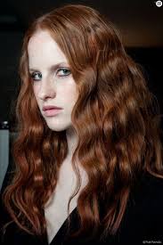 Un effet retour de plage sans fer à friser, c'est possible. Cheveux Wavy 3 Tutos Sans Chaleur Pour Des Ondulations Naturelles Terrafemina