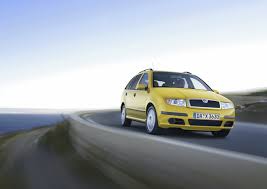 Our comprehensive reviews include detailed ratings on price and features, design, practicality, engine, fuel consumption, ownership. Skoda Fabia Combi Im Gelben Trikot