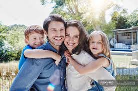 Ontdek de perfecte stockfoto's over happy family garden en redactionele nieuwsbeelden van getty images kies uit premium happy family garden van de hoogste kwaliteit. Portrait Of Happy Family Hugging In Garden Fun Love Stock Photo 177761158