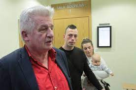 Będzie nim piotr ikonowicz, który stanie w szranki z bartłomiejem wróblewskim z pis i sławomirem patyrą. Radom Miasto Chce Wyeksmitowac Rodzine Z Polrocznym Dzieckiem Pelnomocnikiem Jest Piotr Ikonowicz Echodnia Eu