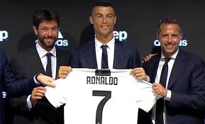 Önümüzdeki günlerdeki vaftiz töreninde yer alacak ve nil'i bir süre kucağına alacak olan ronaldo. Golden Foot 2020 Ronaldo Batte Messi Premiato Anche Agnelli Jmania It