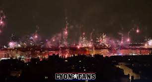 Pour que la population ne se rue pas. Fete Clandestine Des Lumieres A Lyon En L Honneur De La Vierge Marie Le Salon Beige