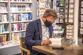 Het beste kamerlid van nederland. Pieter Omtzigt Cda Signeert Zijn Boeken In Zwolse Waanders In De Broeren Goed Om In Gesprek Te Blijven Foto Destentor Nl
