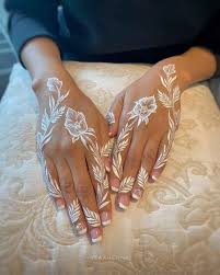 صور نقش حناء بيضاء ناعم للعروس الخليجية | مجلة سيدتي